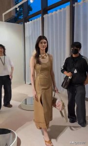 ​奚梦瑶最新活动照片，身穿卡其色无袖连衣裙，身材依旧很好很美！