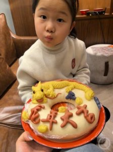 ​重庆“阳光女孩”豆豆坐上春晚观众席 妈妈：这是最难忘的春节