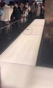 ​博物院惊险一幕：手机“自由落体”，辛追夫人棺椁下的玻璃很受伤