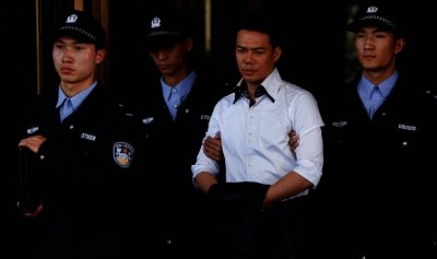 ​这照片不对劲儿 ! “Laughing 哥”谢天华到底怎么了？