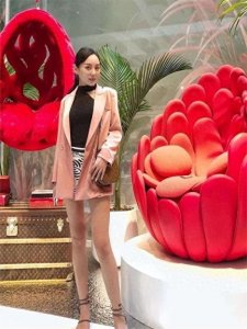 ​何佩瑜：34D超大胸傲人身材，香港极品模特，好腿好身材！