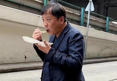 ​345亿身家却沦落到马路边吃盒饭？你吃的是心酸，人家吃的是情怀