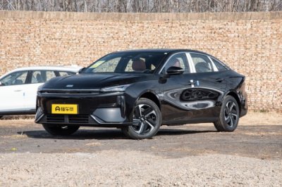 ​吉利银河L6 EM-i，10万级电混家轿，低至7.98万 入门即高配 ！