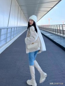 ​今年秋冬火了种穿法：“皮草外套+靴子”，时髦气质，回头率还高