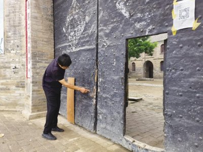 ​铁皮木门上的弹孔——探访坡里暴动旧址