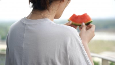 ​西瓜吃完不浪费做法！蒜蓉炒西瓜皮？你真会过