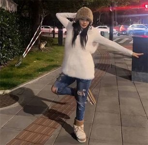 ​伊能静大冬天室外跳舞火辣又时尚，和秦昊在一起后完全放飞自我