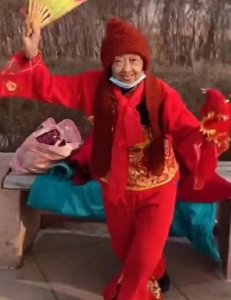 ​发达了？85岁马玉琴丈夫开豪车，穿貂皮，戴墨镜抽烟像暴发户