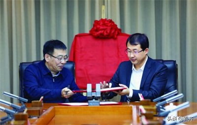 ​黑龙江广播电视台齐齐哈尔记者站揭牌并与我市签署战略合作协议