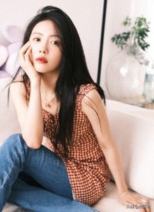 ​蔡文静与中年男子牵手被拍，聚餐结束后一同回家，男方长相遭吐槽