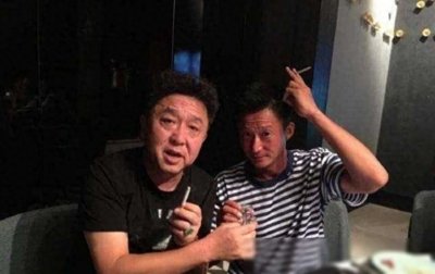 ​2019年，于谦投资1000万拍摄《老师好》，想邀请吴京客串