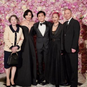 ​梁朝伟现身刘嘉玲生日宴，被美女搂着贴脸合影，表情既痛苦又尴尬