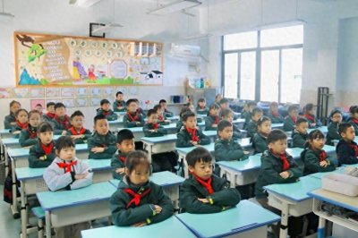 ​东冠小学以排队为起点 培养公共秩序意识