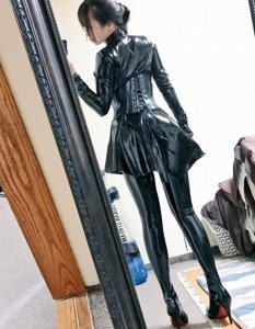 ​国内漫展为何禁止胶衣COS入场？女鼓包男压枪是小事，关键是这个