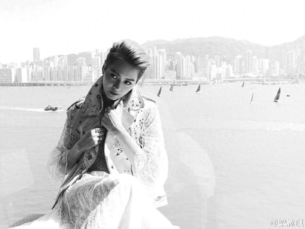 梁咏琪年轻时颜值逆天，混血女儿更是萌你一脸